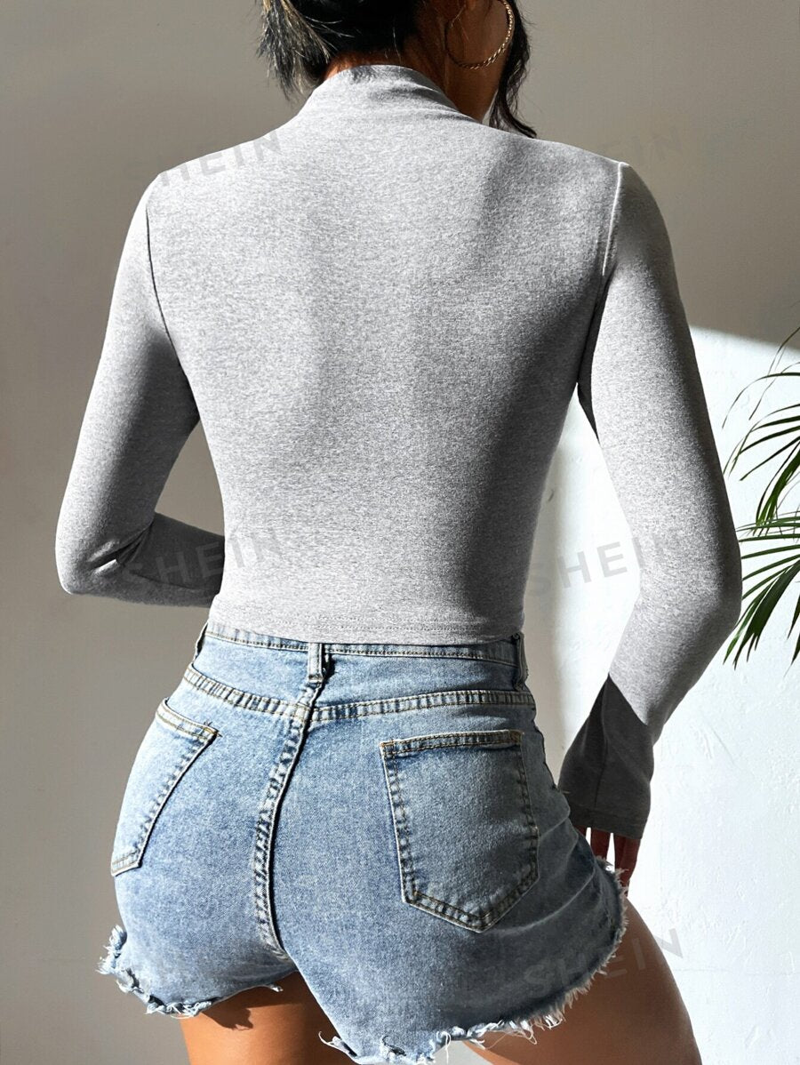 SHEIN Essnce Camiseta corta de cuello alto con cremallera media
