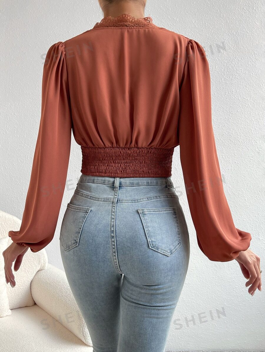 SHEIN Frenchy Blusa recortada con manga acampanada de encaje con contraste estilo campesina
