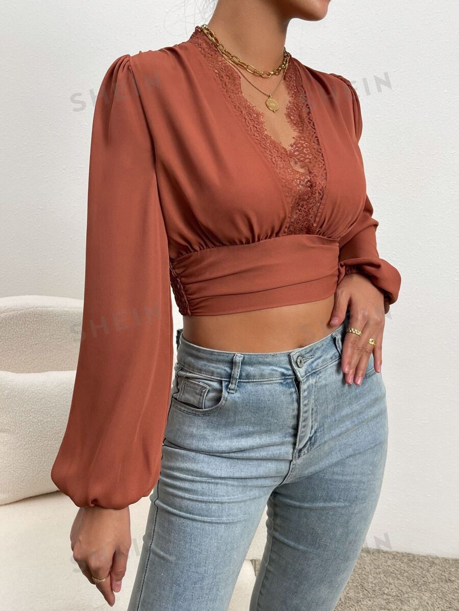SHEIN Frenchy Blusa recortada con manga acampanada de encaje con contraste estilo campesina