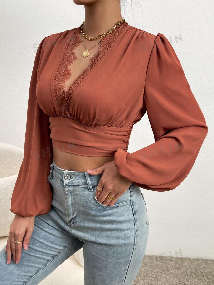 SHEIN Frenchy Blusa recortada con manga acampanada de encaje con contraste estilo campesina