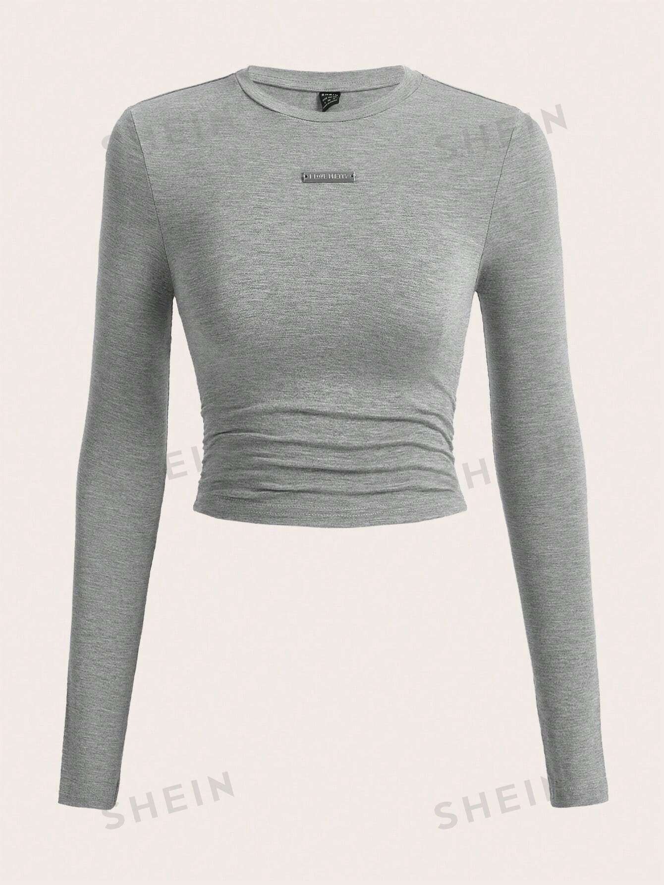 SHEIN EZwear Camiseta crop con diseño de parche de letra fruncido lateral