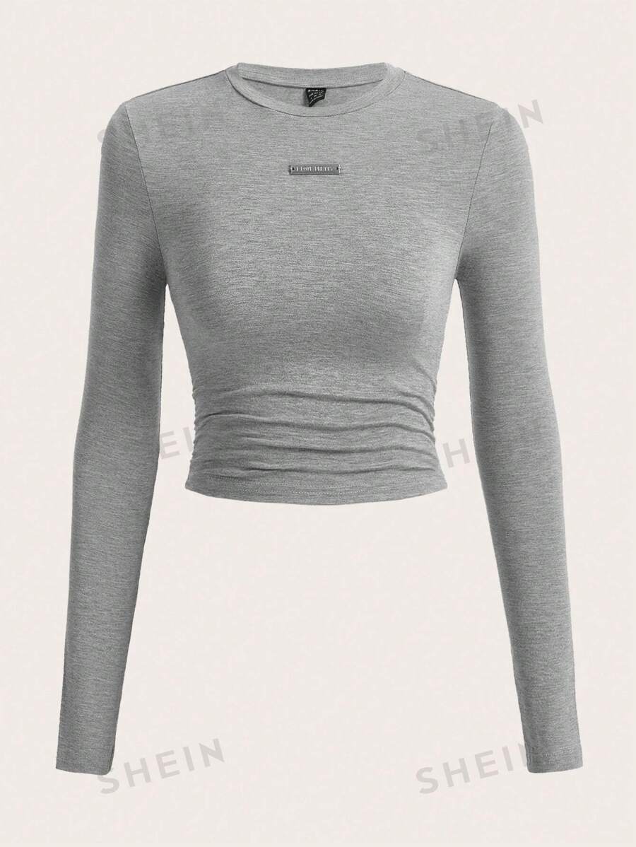 SHEIN EZwear Camiseta crop con diseño de parche de letra fruncido lateral