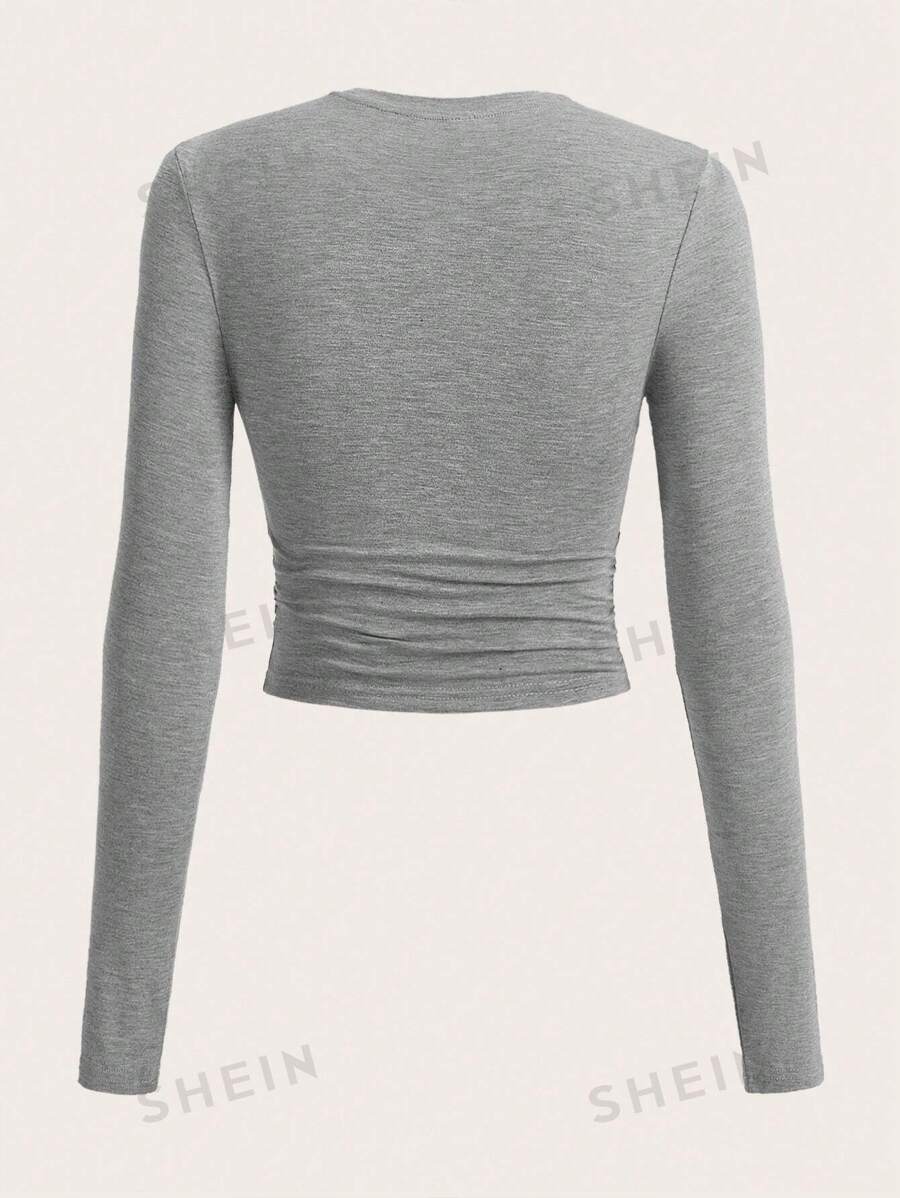 SHEIN EZwear Camiseta crop con diseño de parche de letra fruncido lateral