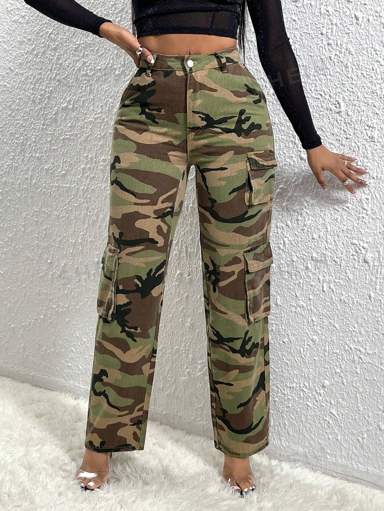 SHEIN SXY Jeans cargo con estampado de camuflaje con bolsillo con solapa