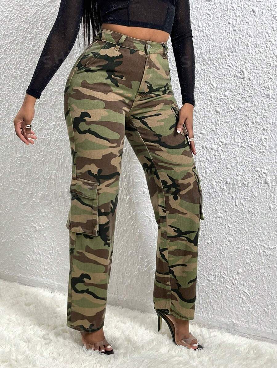 SHEIN SXY Jeans cargo con estampado de camuflaje con bolsillo con solapa
