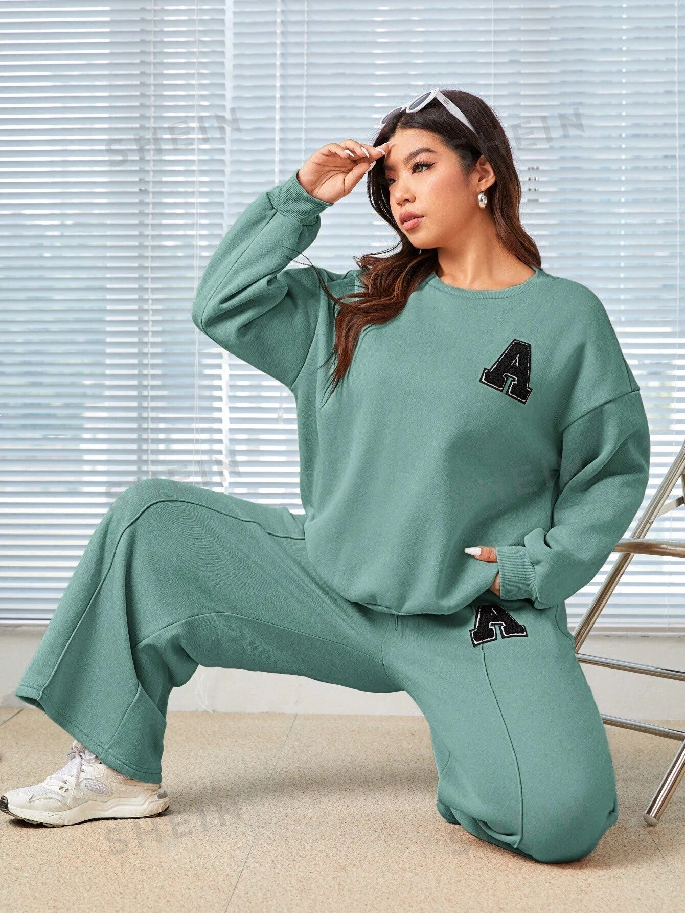 SHEIN EZwear Conjunto De Sudadera De Cuello Redondo Y Pantalones Con Cordón A La Cintura Para Mujer De Talla Grande