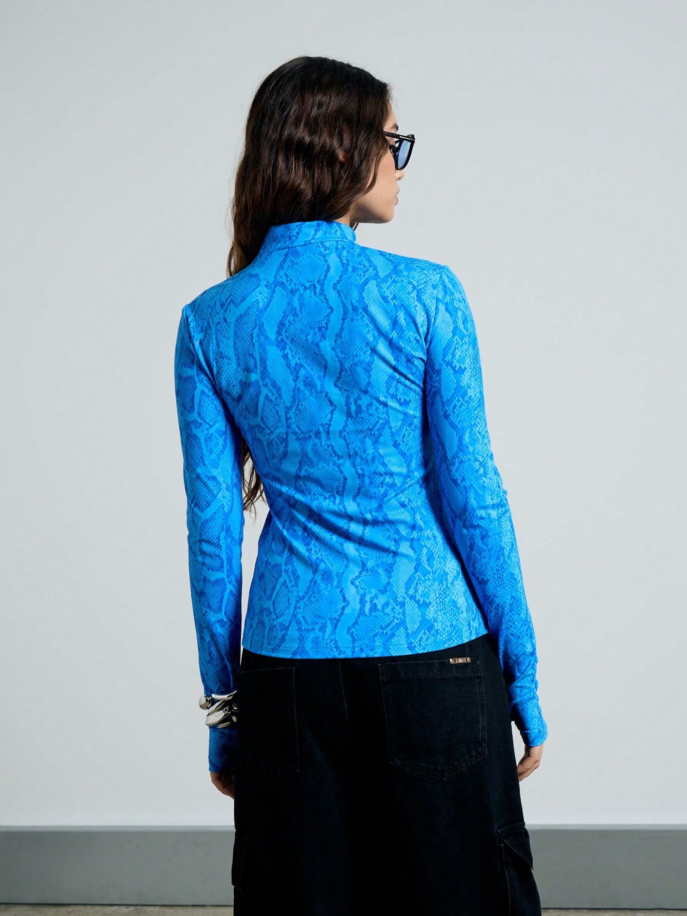 AiiRZ Top ajustado de cuello alto y manga larga con estampado de serpiente