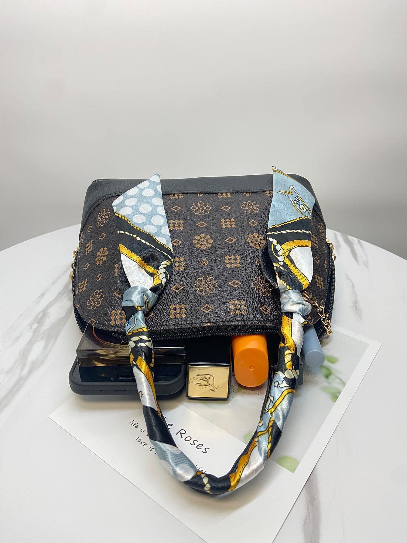 Bolso domo con diseño de pañuelo con patrón geométrico elegante