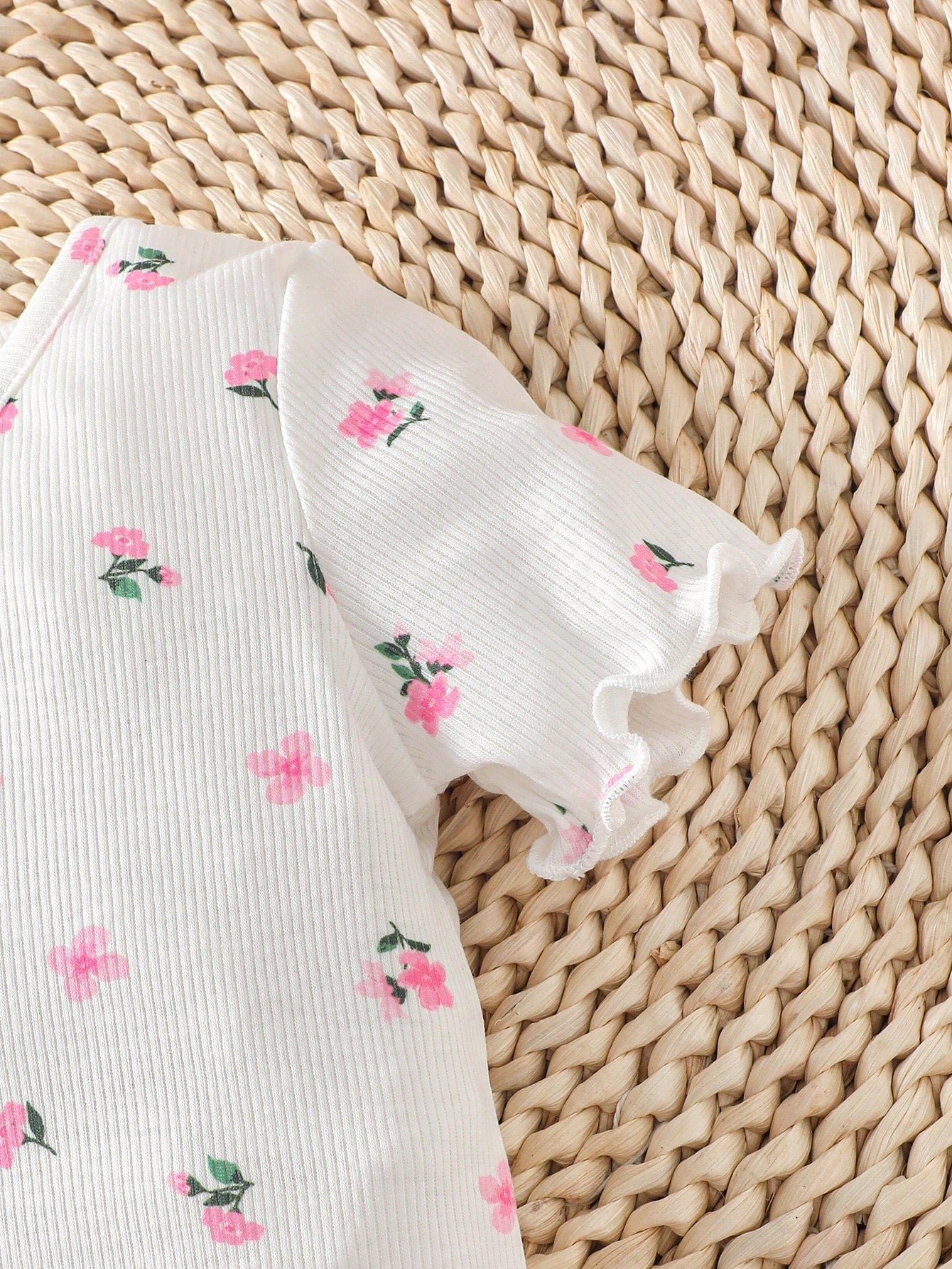 Conjunto casual de verano de 2 piezas para niña bebé: Parte superior con patrón floral y bordes de volantes de unicolor
