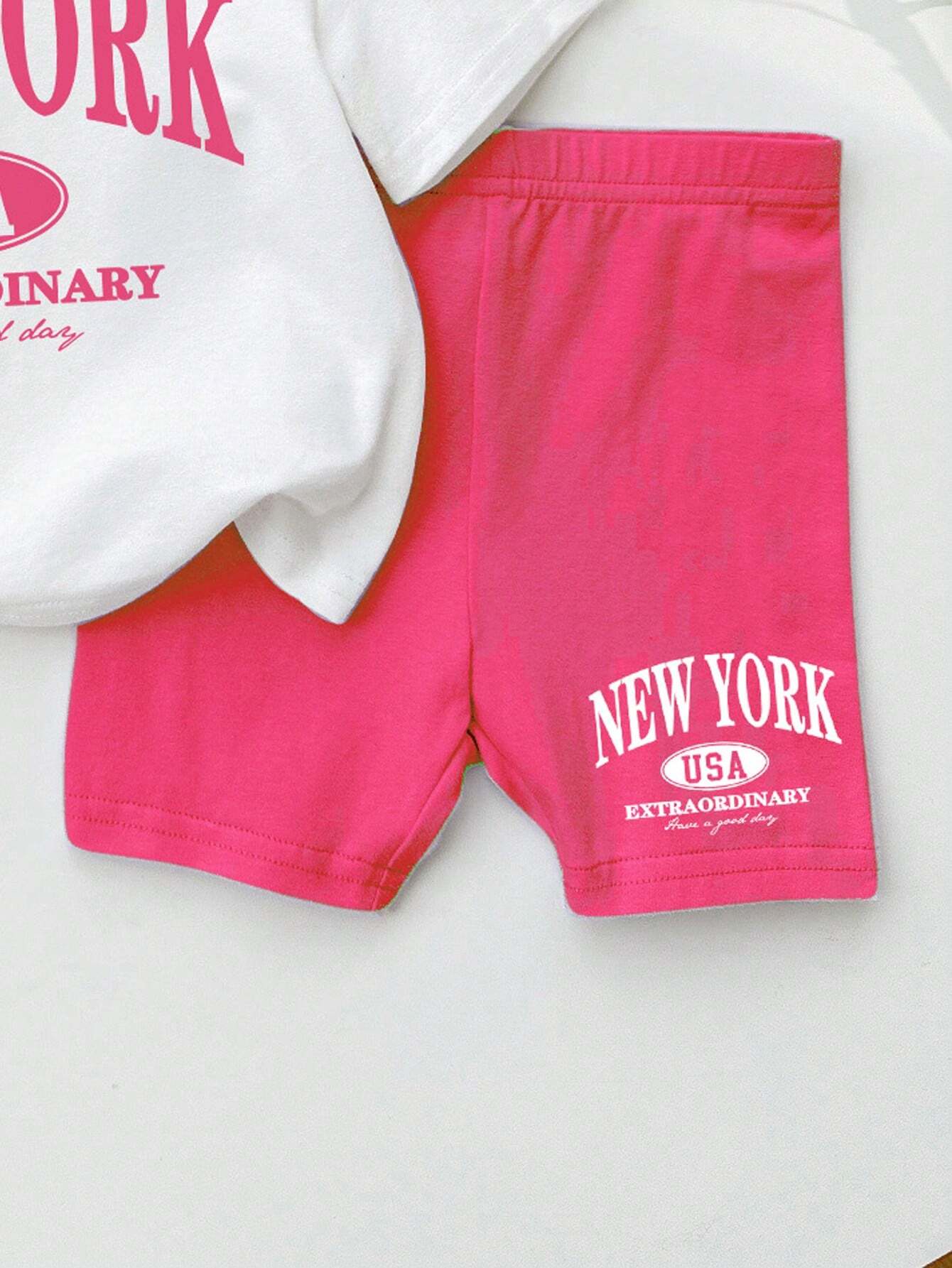Conjunto de blusa de manga corta con cuello redondo y pantalón corto con estampado de letras, estilo sencillo y de preparatoria, apropiado para el verano, para niña bebé de Nueva York