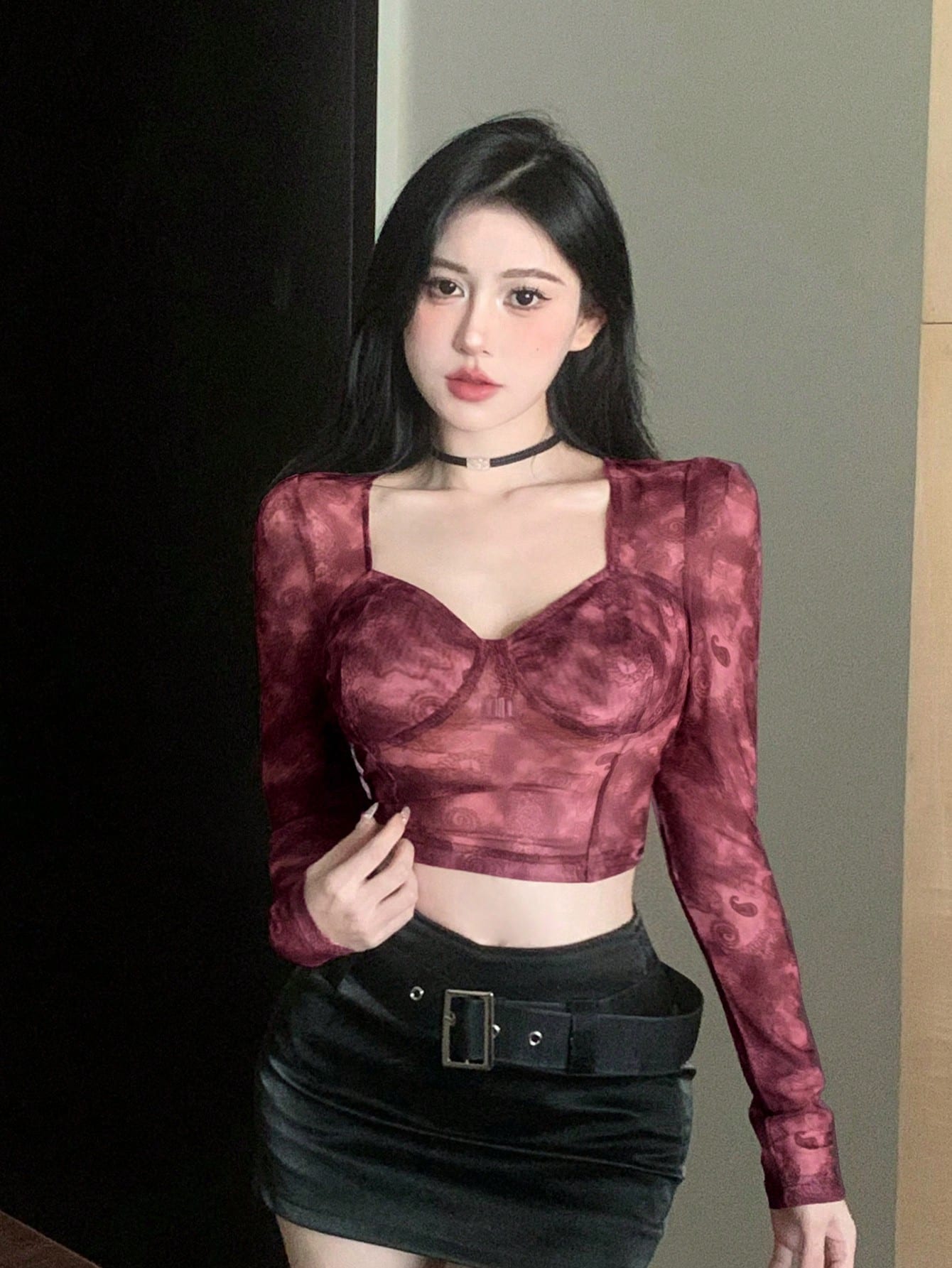 DAZY Blusa de manga larga, ajustada, con cuello de corazón y efecto tie-dye, para el Día de San Valentín y el regreso a clases