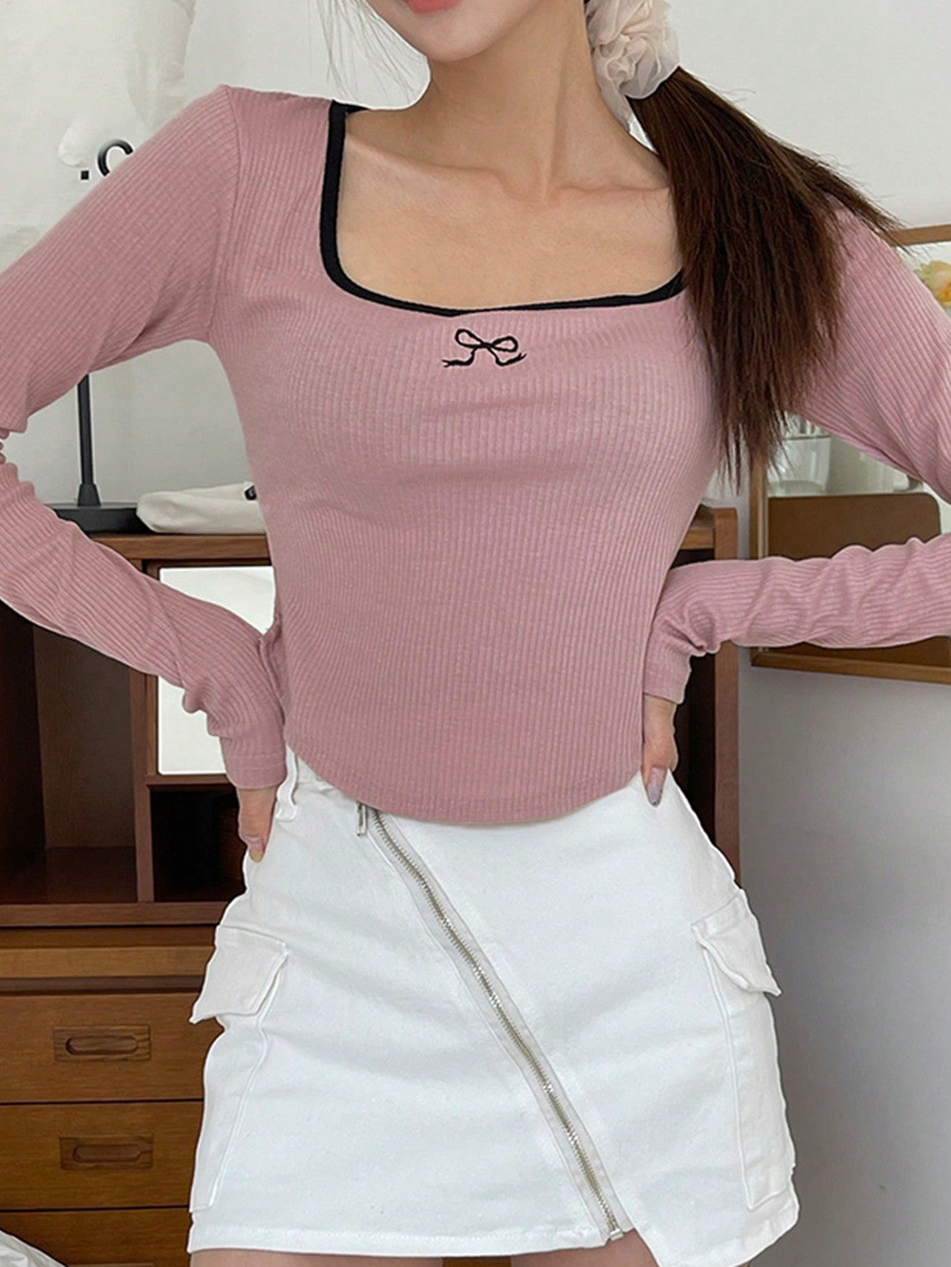 DAZY Blusa de mujer de cuello redondo con bloqueo de color, moño de contraste y bordado en las mangas largas