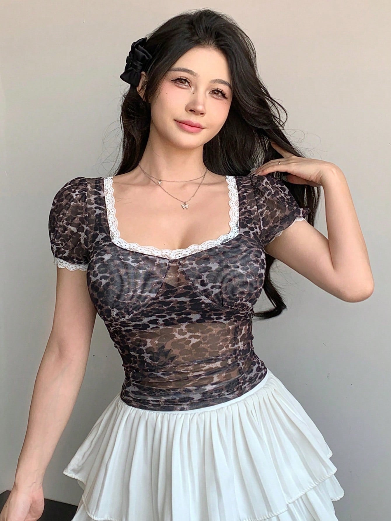 DAZY Blusa de manga corta con estampado de leopardo y encaje empalmado para mujeres