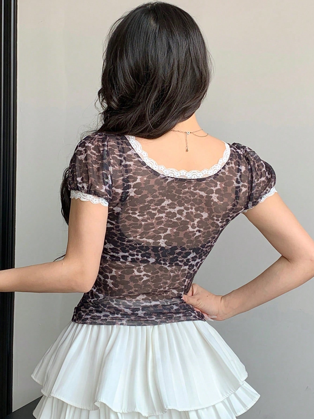 DAZY Blusa de manga corta con estampado de leopardo y encaje empalmado para mujeres