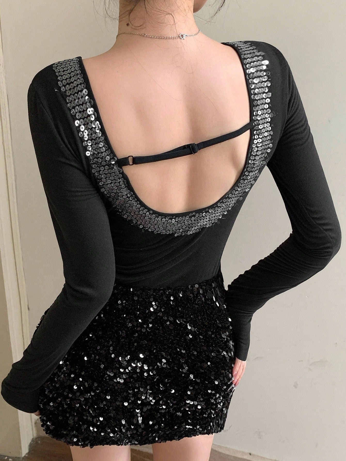 DAZY Camiseta ajustada con espalda descubierta y cordones, con lentejuelas y cuentas, adecuada para Año Nuevo, Navidad, bodas y fiestas, de manga larga