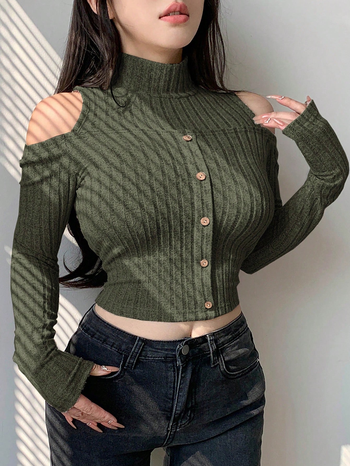 DAZY Camiseta ajustada de manga corta con botones decorativos y hombros descubiertos para mujer, ropa de otoño y vuelta al colegio, tops de mujer de manga larga y tops cortos de mujer