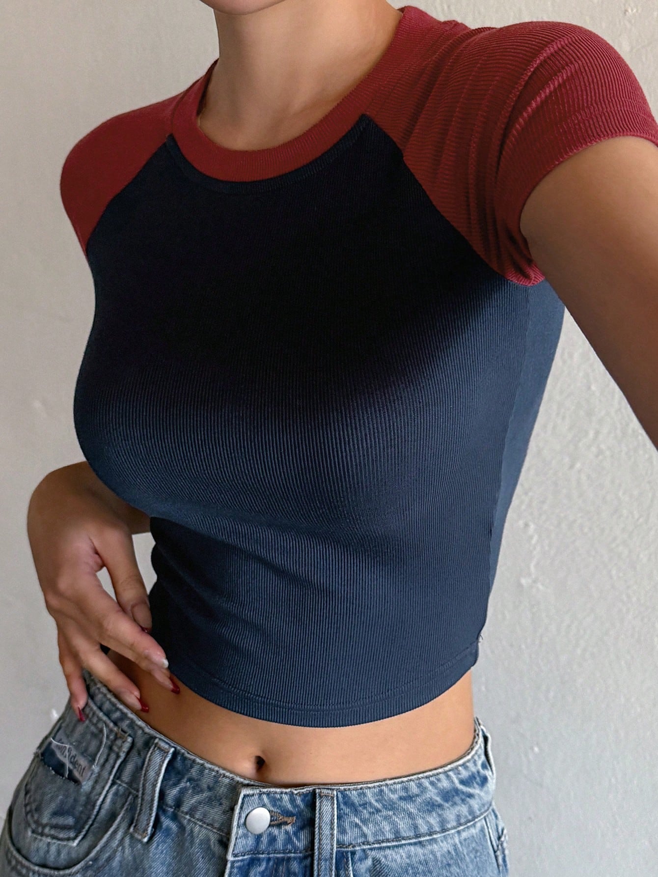 DAZY Camiseta ajustada de manga corta con mangas raglán de color block para mujer