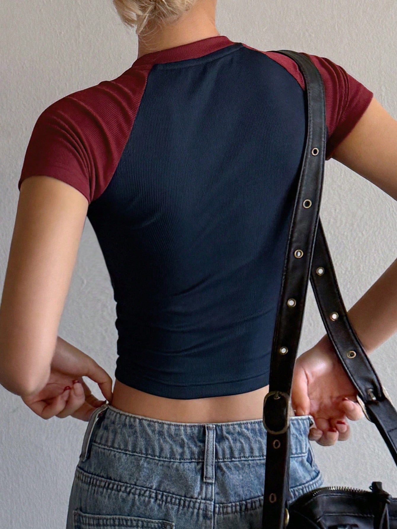 DAZY Camiseta ajustada de manga corta con mangas raglán de color block para mujer