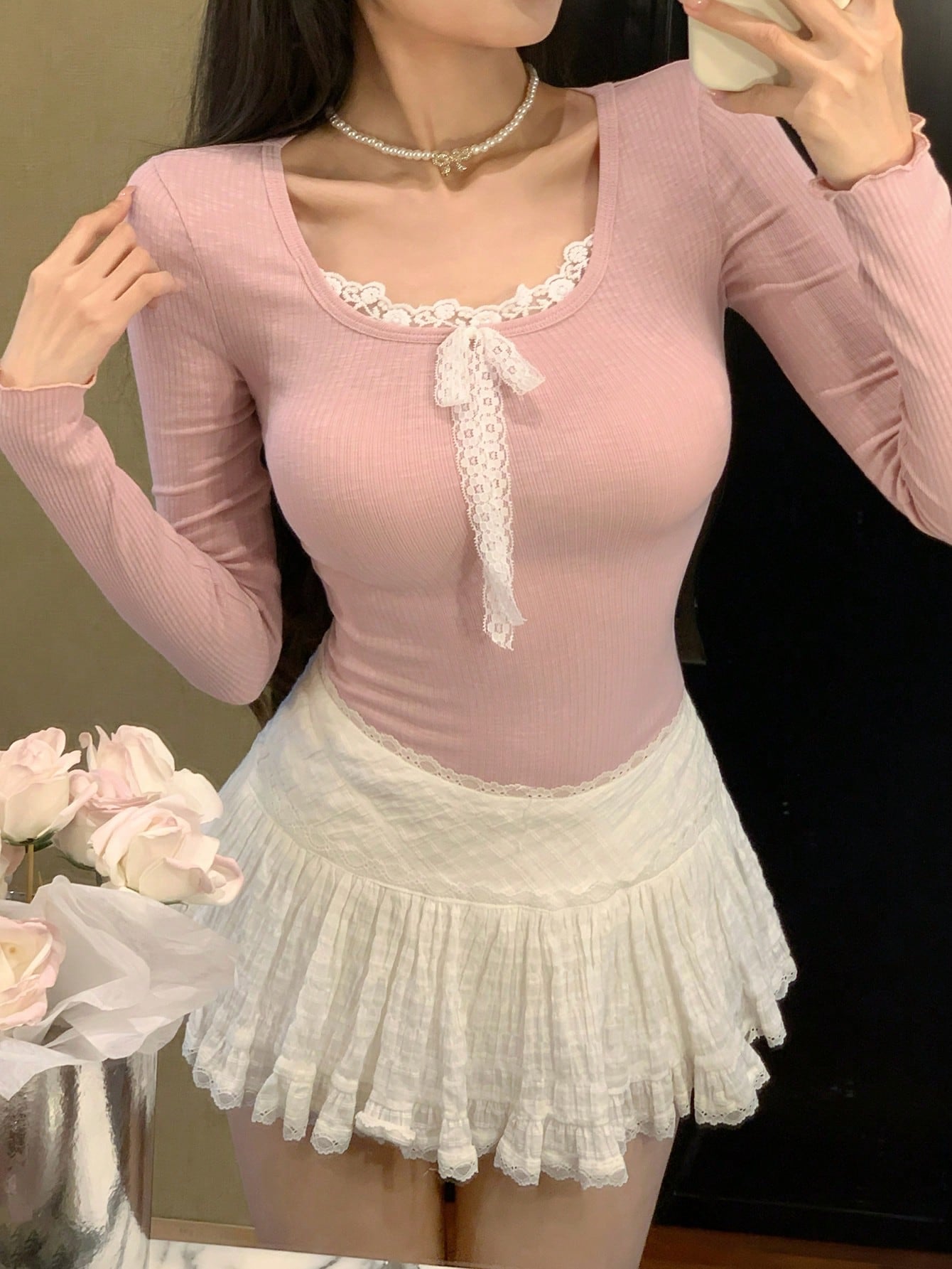 DAZY Camiseta ajustada de manga larga con cuello cuadrado y aplicaciones de encaje para mujer