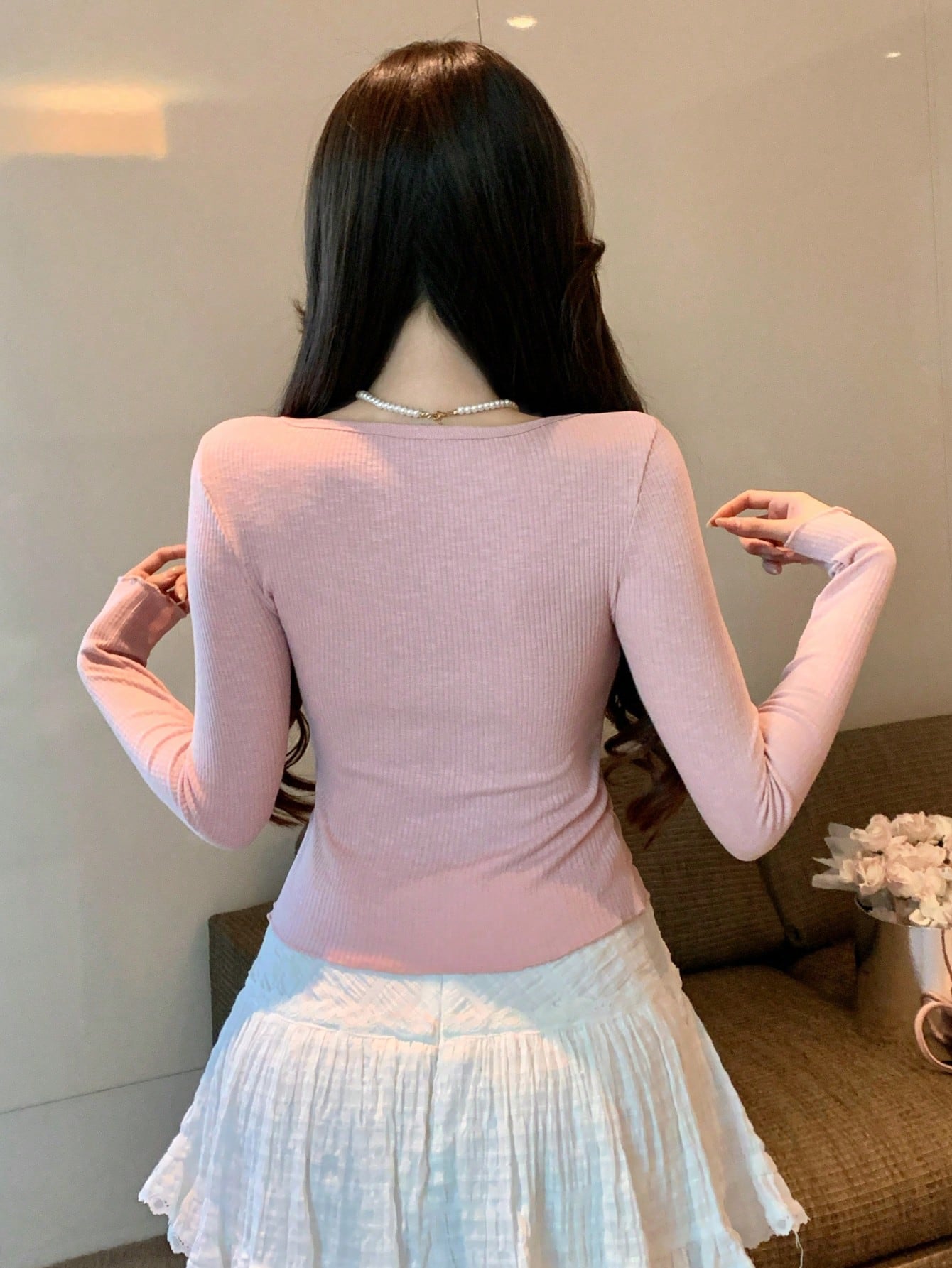 DAZY Camiseta ajustada de manga larga con cuello cuadrado y aplicaciones de encaje para mujer