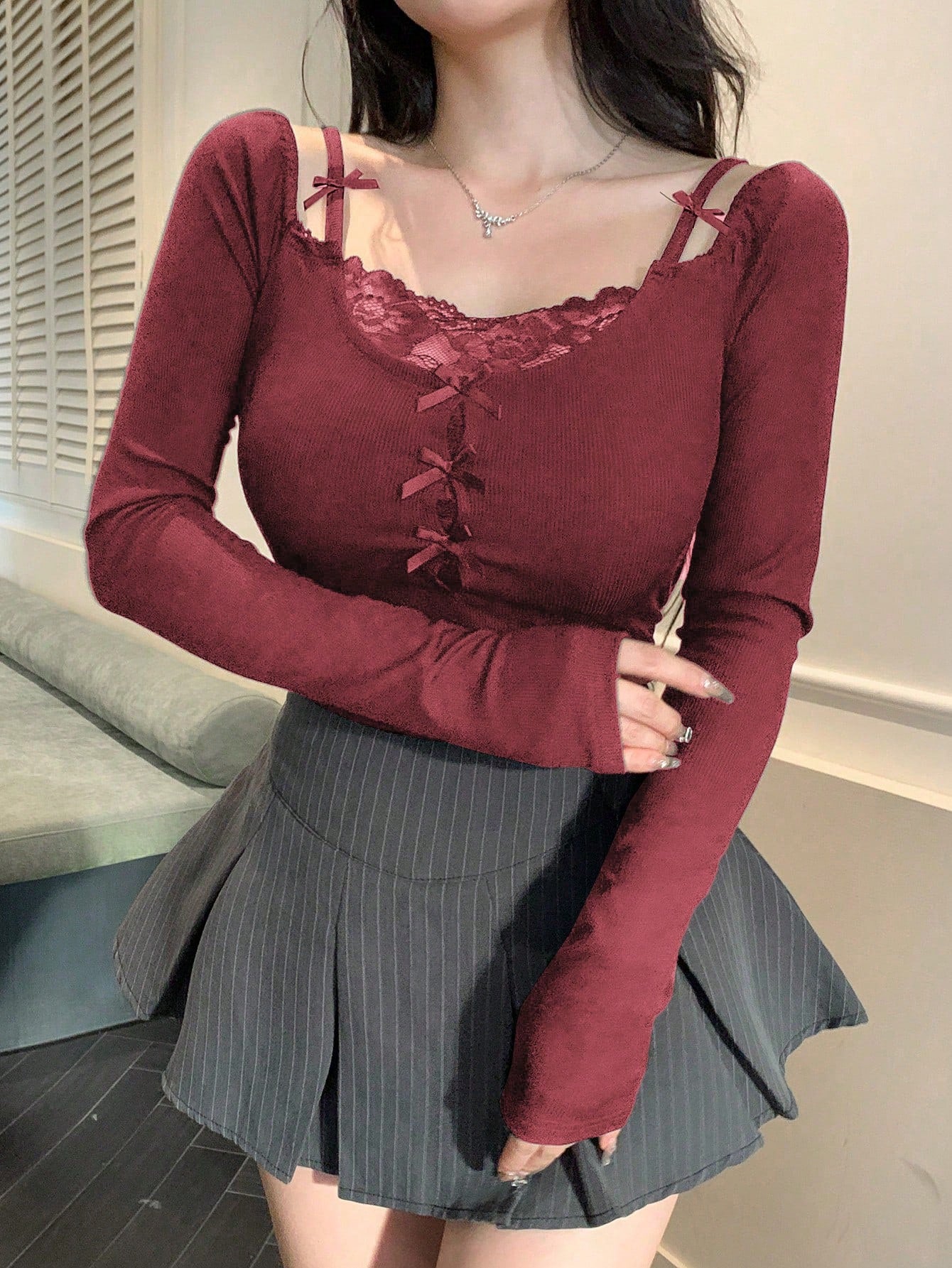 DAZY Camiseta ajustada de mujer con aplicación de encaje 2 en 1 de manga larga, ropa de mujer de otoño