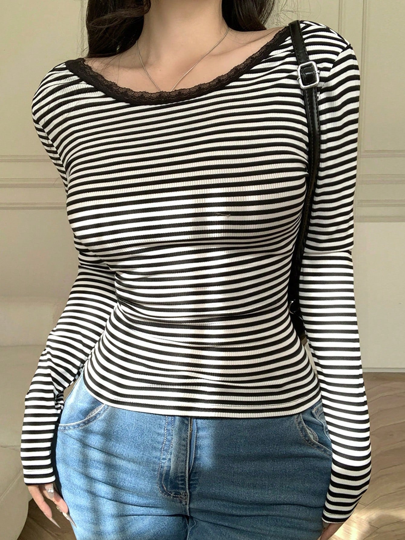 DAZY Camiseta ajustada de mujer con escote espalda descubierta, con encaje y rayas