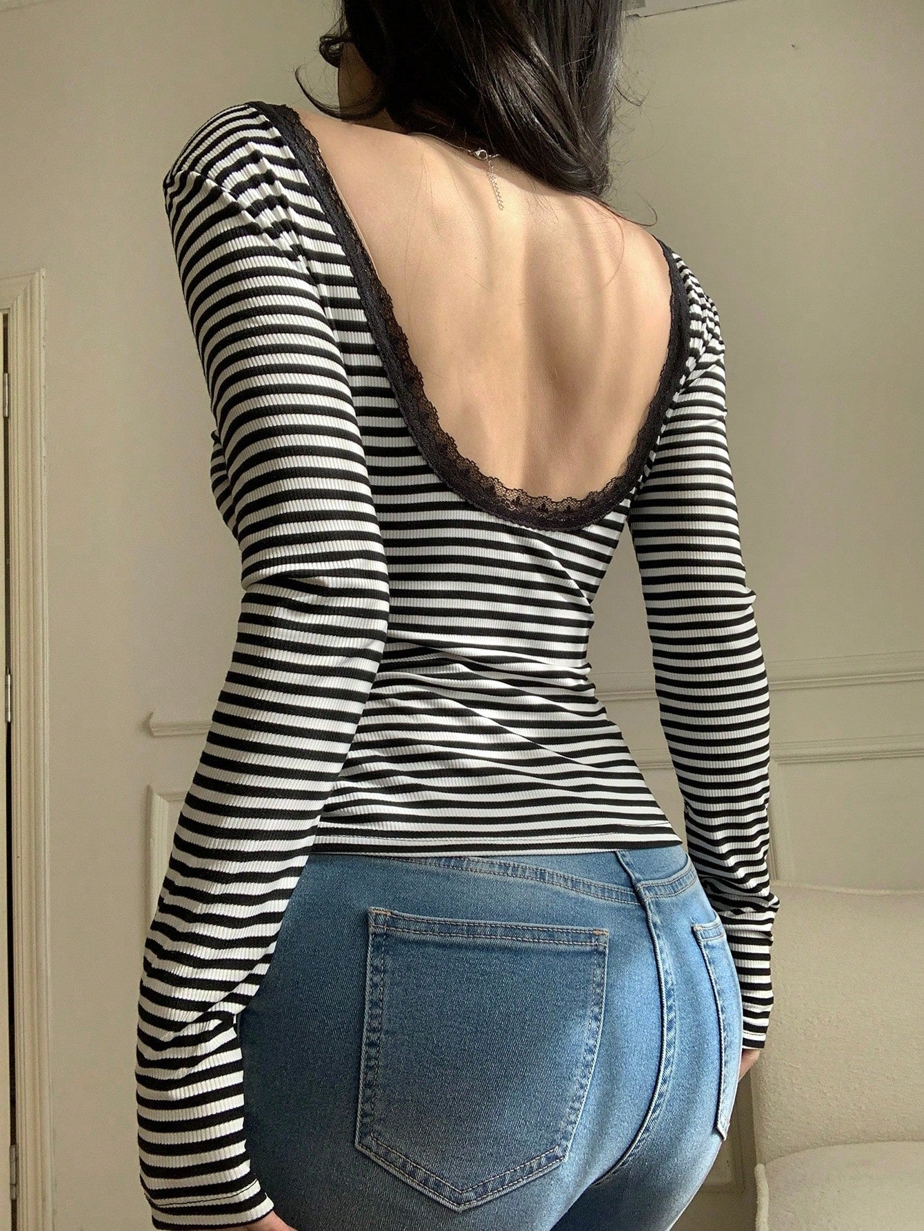 DAZY Camiseta ajustada de mujer con escote espalda descubierta, con encaje y rayas