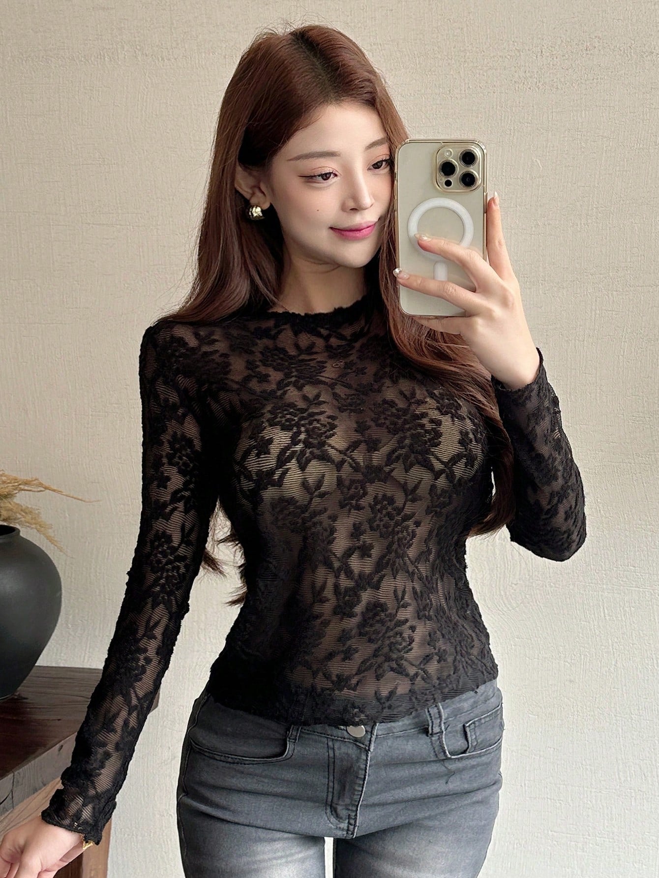 DAZY Camiseta ajustada de mujer de manga larga con cuello redondo y encaje floral, de aspecto transparente