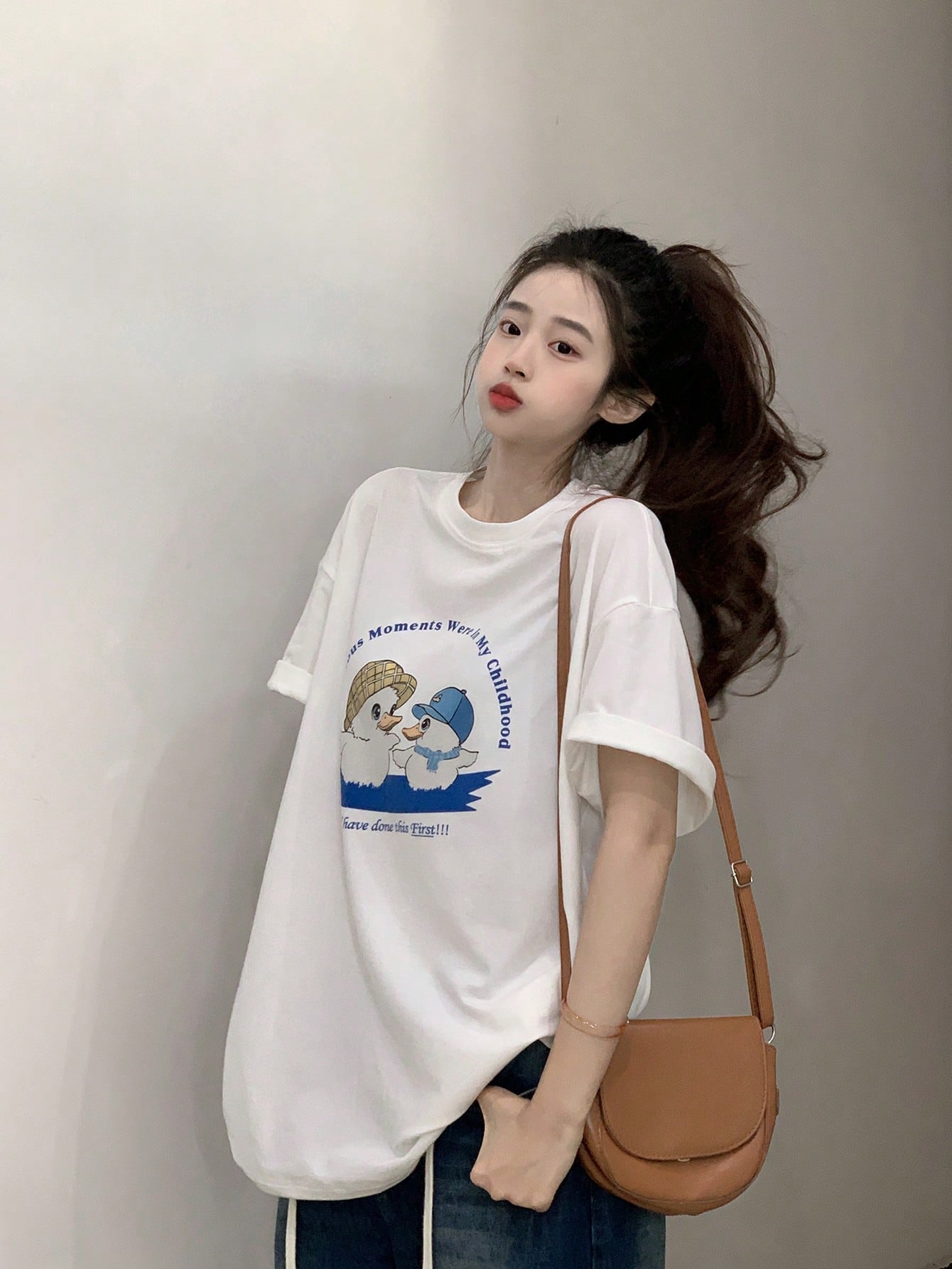 DAZY Camiseta casual de mujer con cuello redondo, estampado de dibujos animados y manga corta, tops lindos oversize, camisetas gráficas, atuendos de maestro, tops estilo preppy