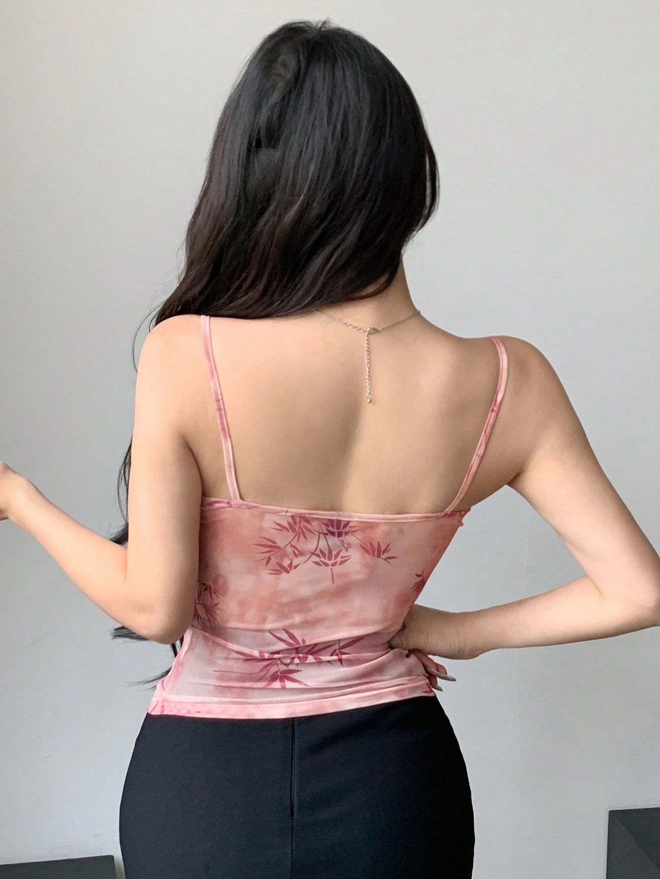 DAZY Camiseta de malla transparente con estampado floral y ajuste delgado sin mangas para mujer