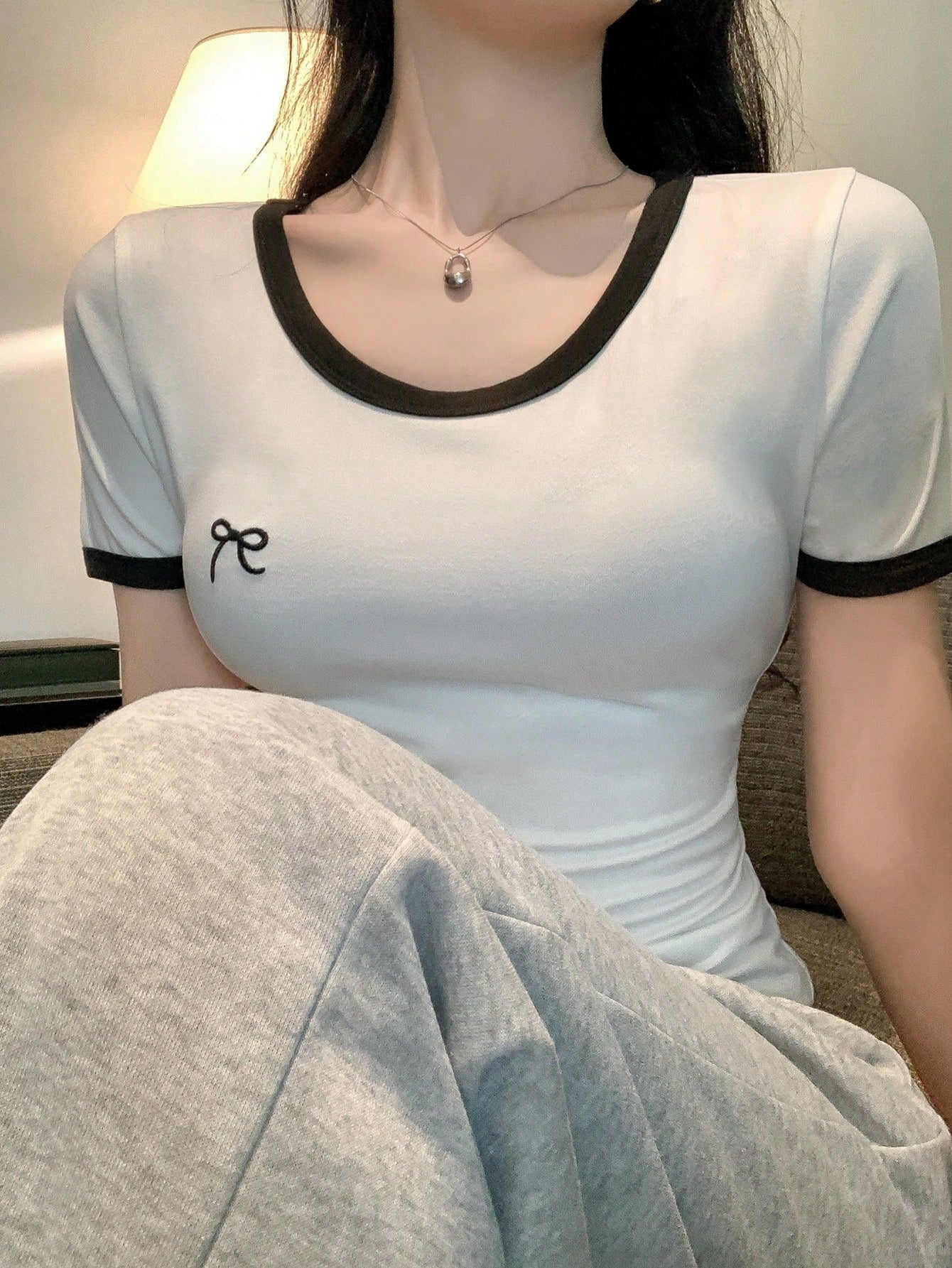 DAZY Camiseta de manga corta casual de verano para mujer con cuello redondo y lazo de colores contrastantes