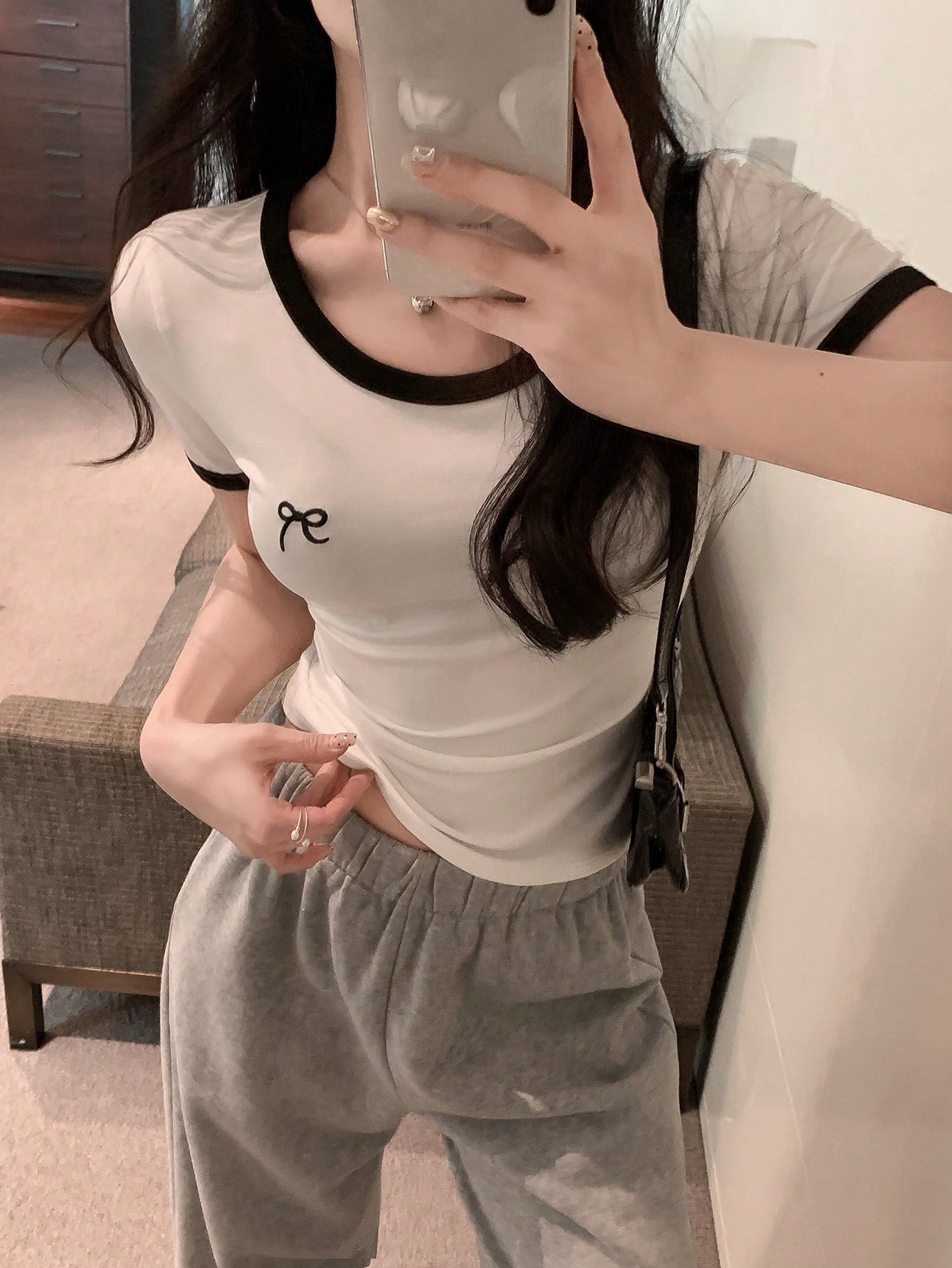 DAZY Camiseta de manga corta casual de verano para mujer con cuello redondo y lazo de colores contrastantes