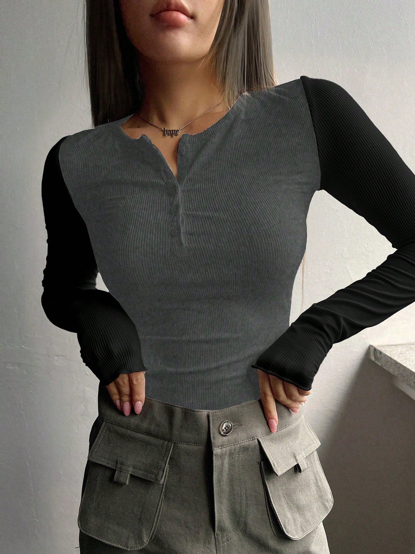 DAZY Camiseta de manga larga con cuello redondo, ajustada, con botones de contraste y media cartera para mujer, ropa de otoño