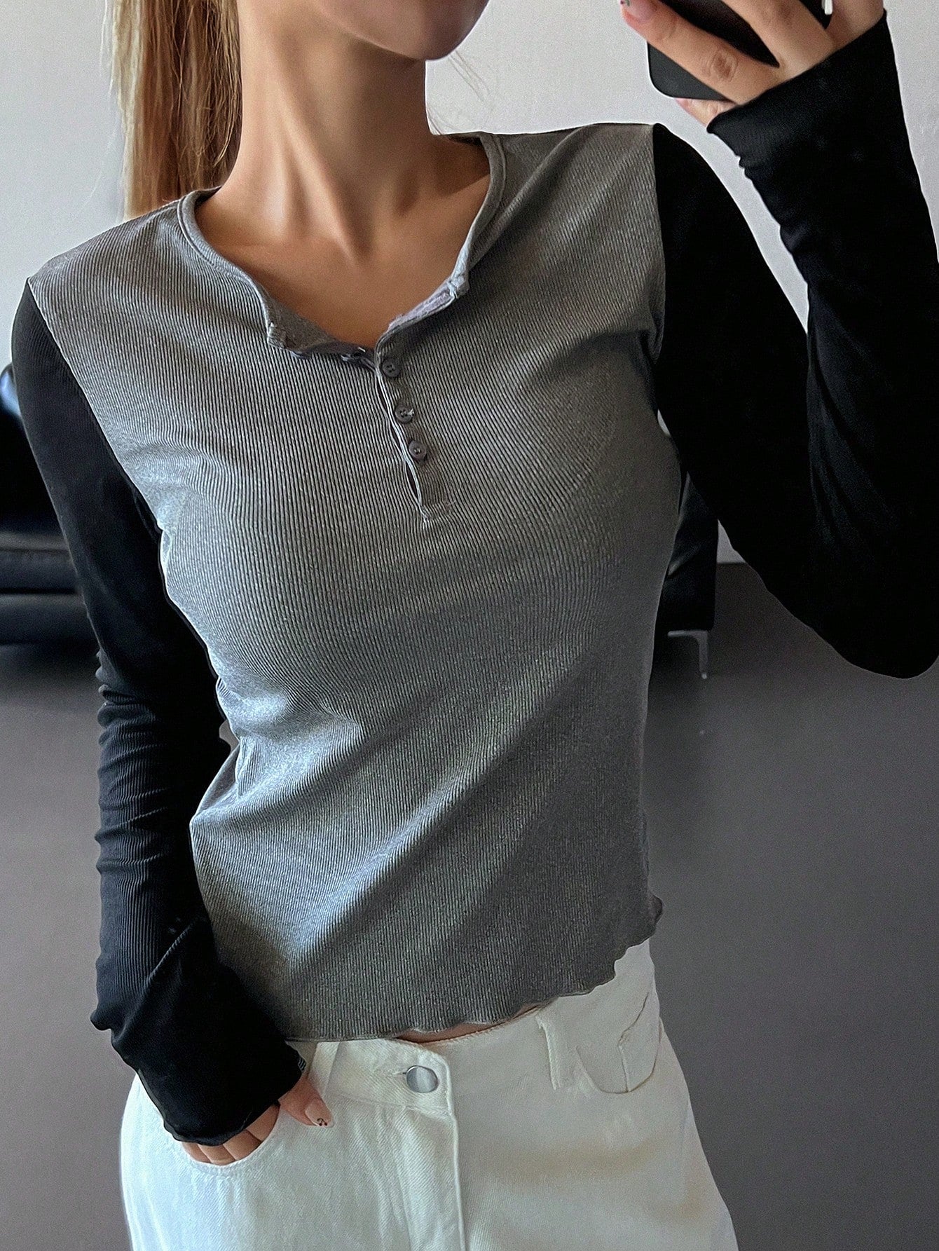DAZY Camiseta de manga larga con cuello redondo, ajustada, con botones de contraste y media cartera para mujer, ropa de otoño