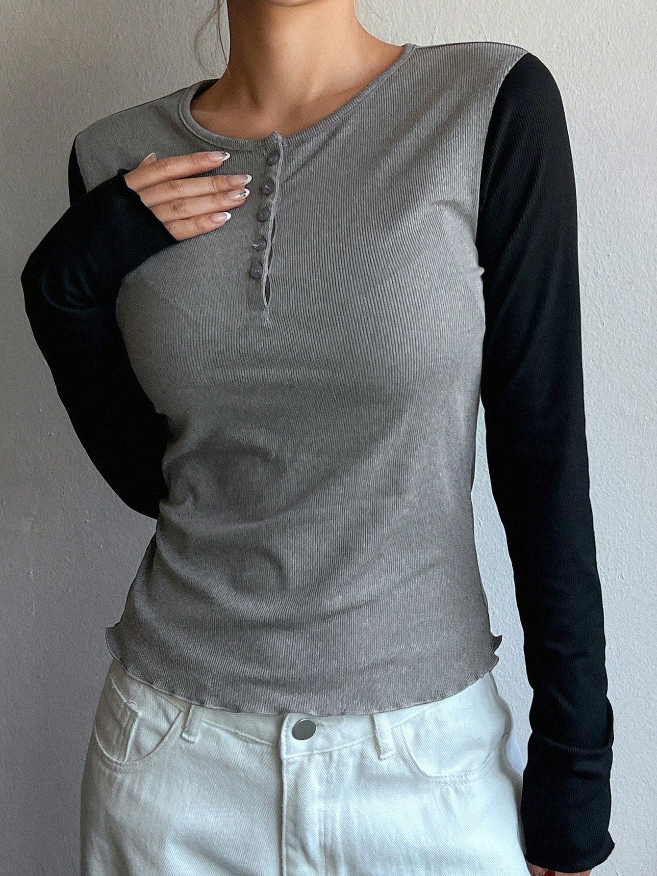 DAZY Camiseta de manga larga con cuello redondo, ajustada, con botones de contraste y media cartera para mujer, ropa de otoño