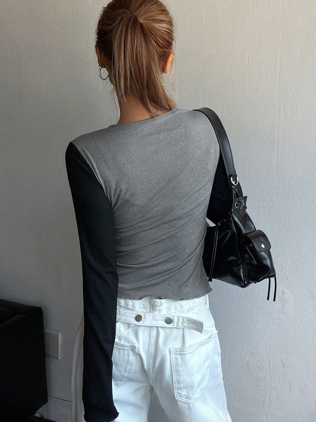 DAZY Camiseta de manga larga con cuello redondo, ajustada, con botones de contraste y media cartera para mujer, ropa de otoño