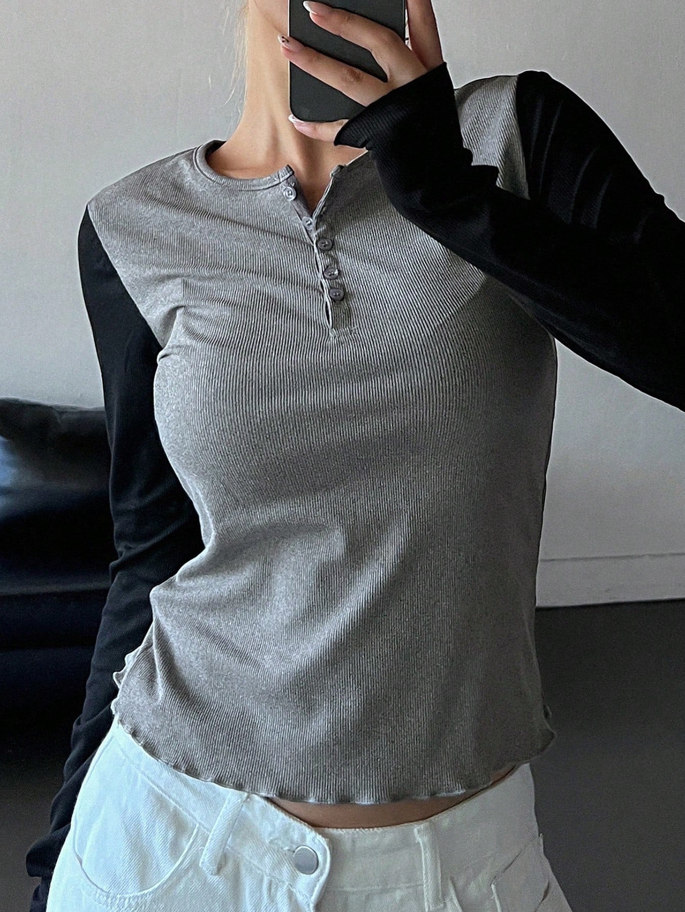 DAZY Camiseta de manga larga con cuello redondo, ajustada, con botones de contraste y media cartera para mujer, ropa de otoño
