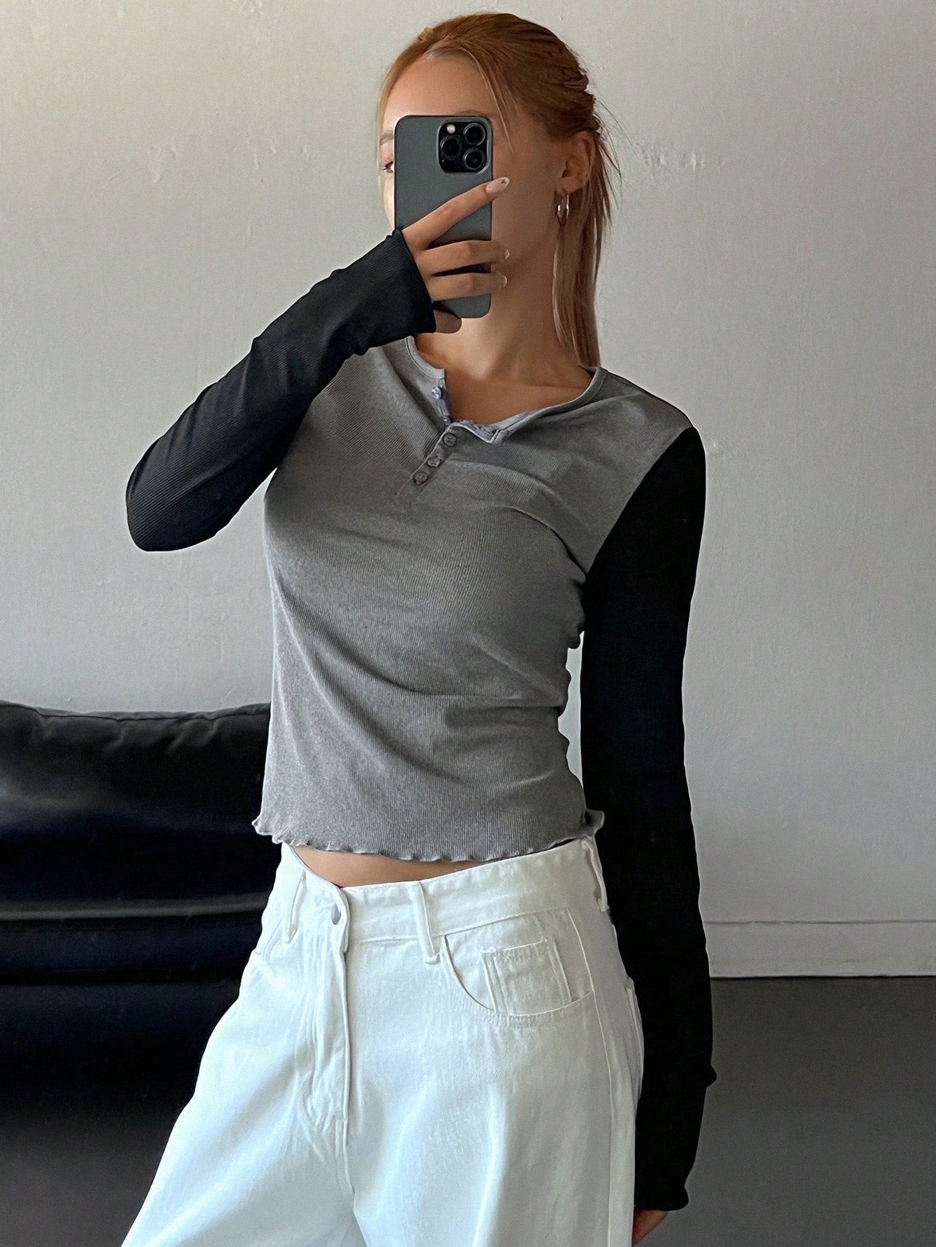 DAZY Camiseta de manga larga con cuello redondo, ajustada, con botones de contraste y media cartera para mujer, ropa de otoño