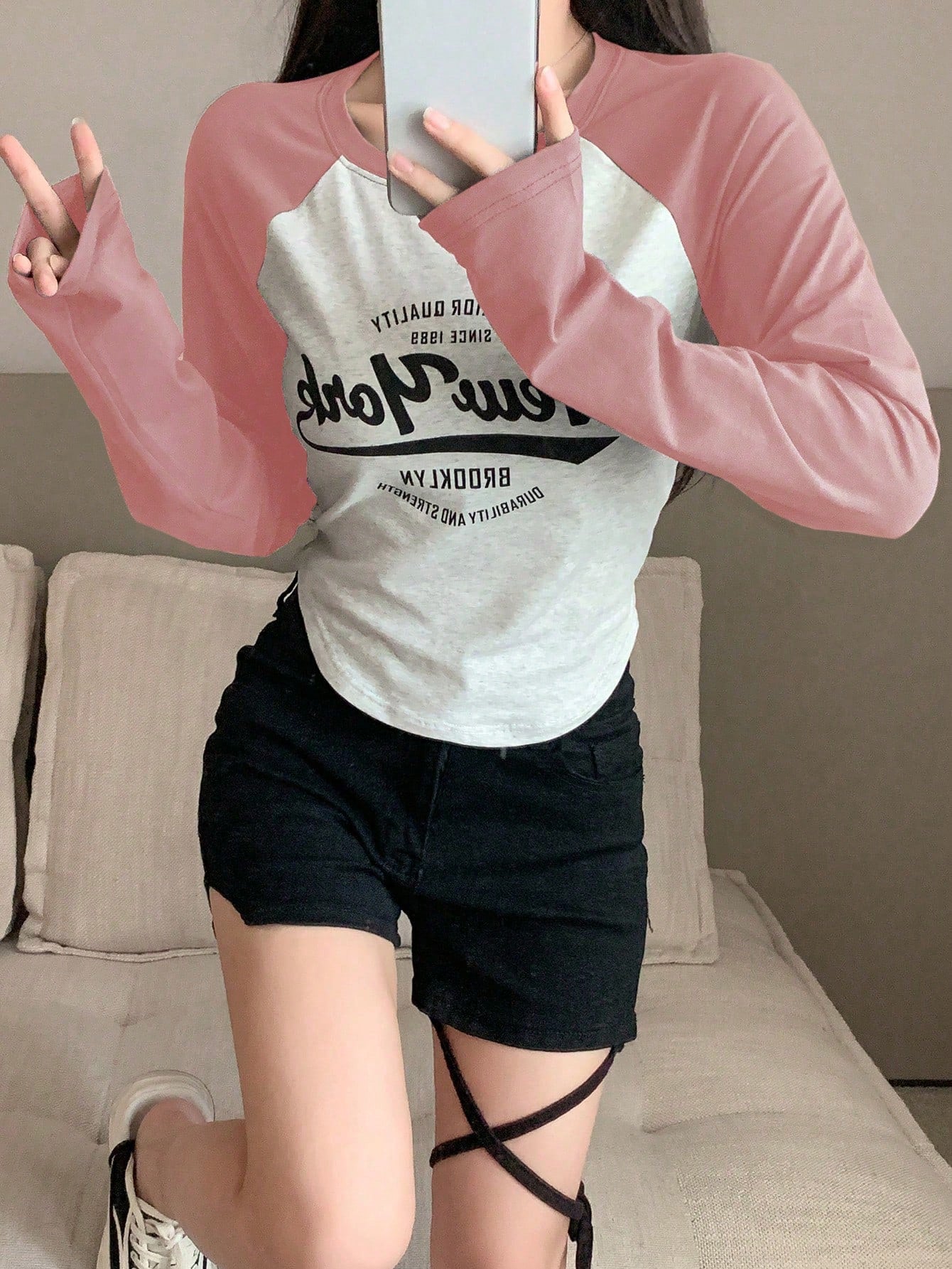 DAZY Camiseta de manga raglán con estampado de letras y contraste de color. SUPERIOR QUALITY SINCE 1989 New York BROOKLYN DURABILITY AND STRENGTH