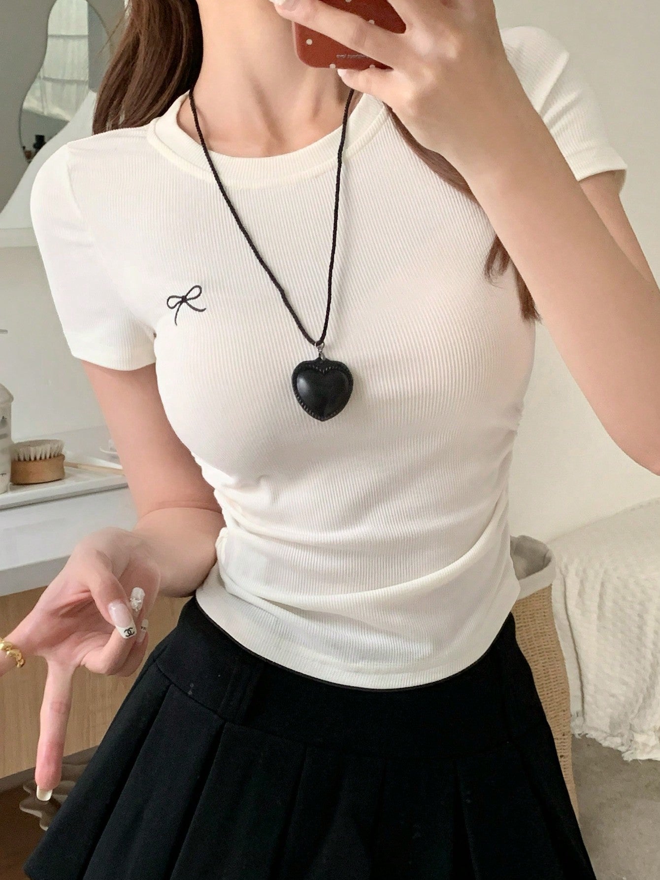 DAZY Camiseta de mujer con cuello redondo y manga corta con bordado de mariposa