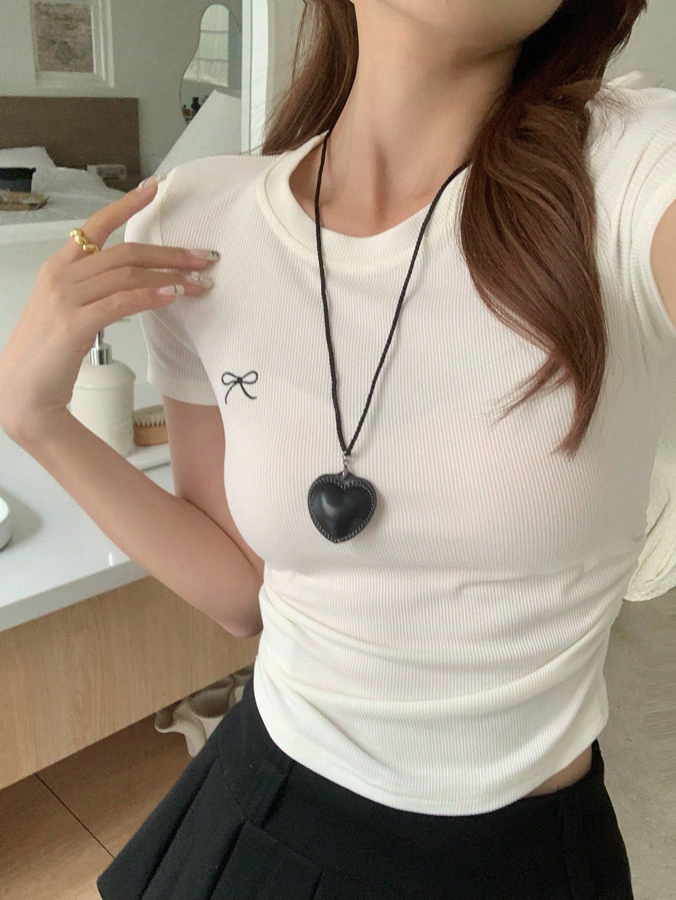 DAZY Camiseta de mujer con cuello redondo y manga corta con bordado de mariposa