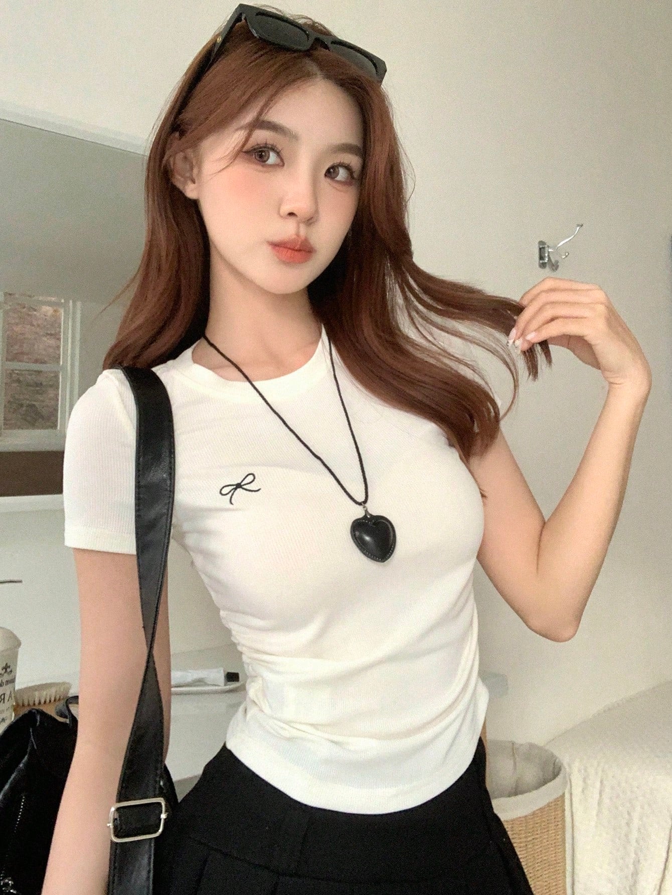 DAZY Camiseta de mujer con cuello redondo y manga corta con bordado de mariposa
