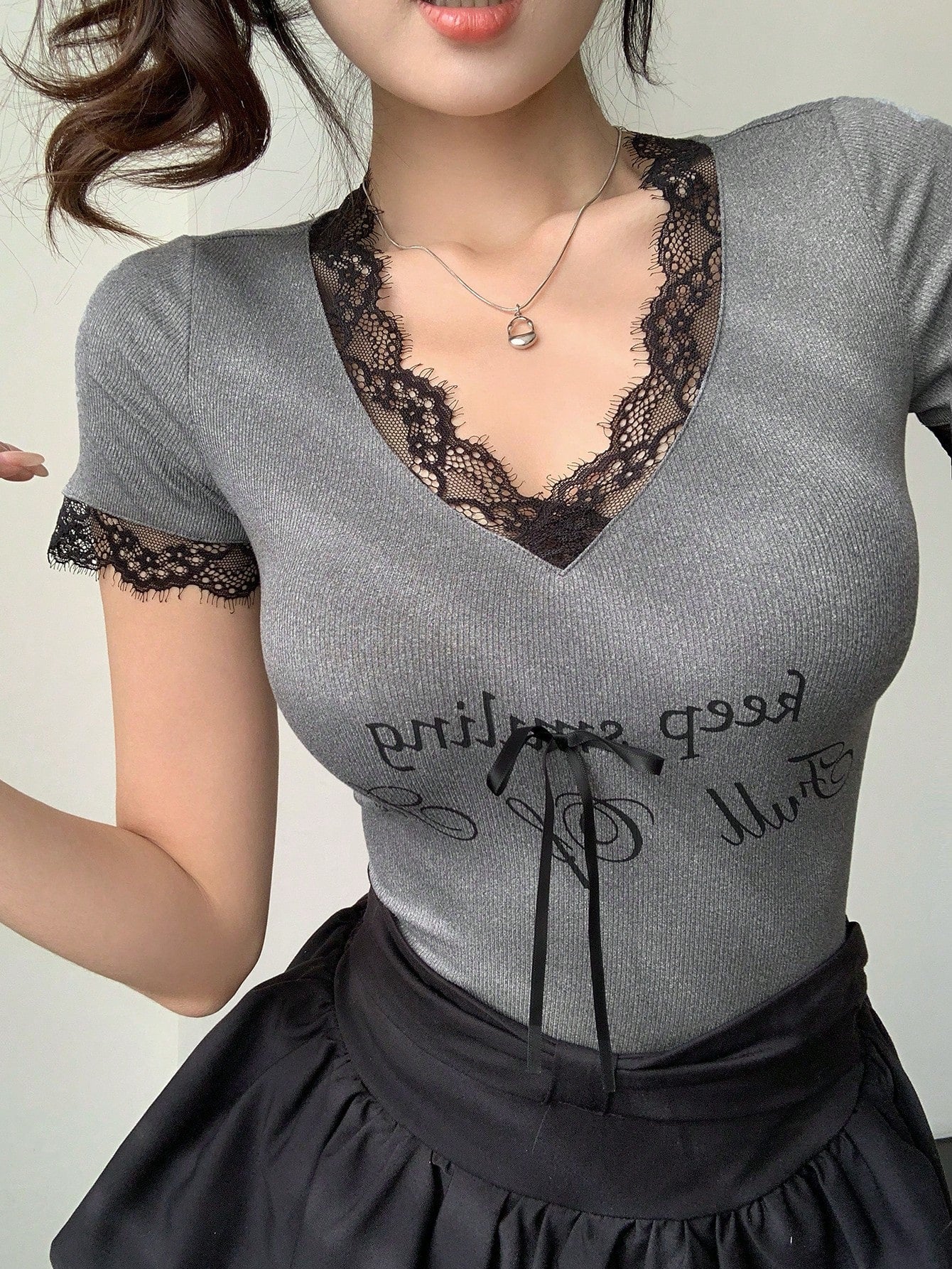 DAZY Camiseta de mujer con parches de encaje, casual y de moda para uso diario