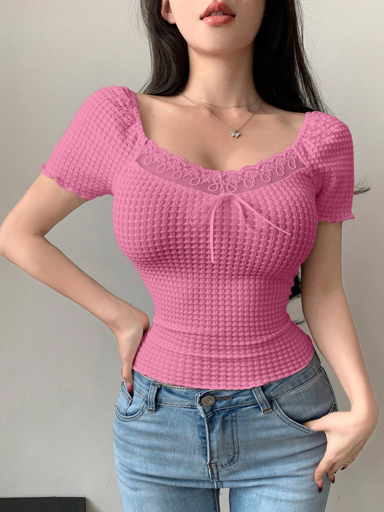 DAZY Camiseta de mujer de manga corta escotada por detrás con textura de encaje mariposa, tops de salida de verano, crop tops de mujer