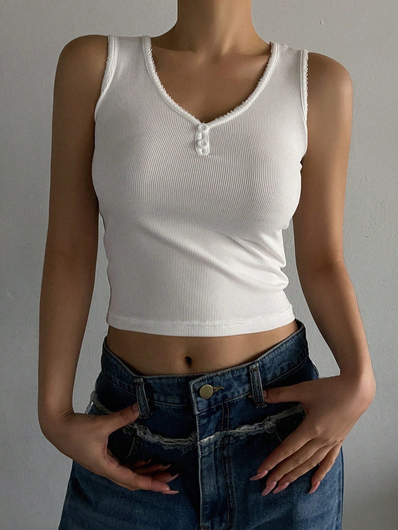 DAZY Camiseta de tirantes de mujer con cuello en V acanalado y ribete de encaje, top corto de mujer
