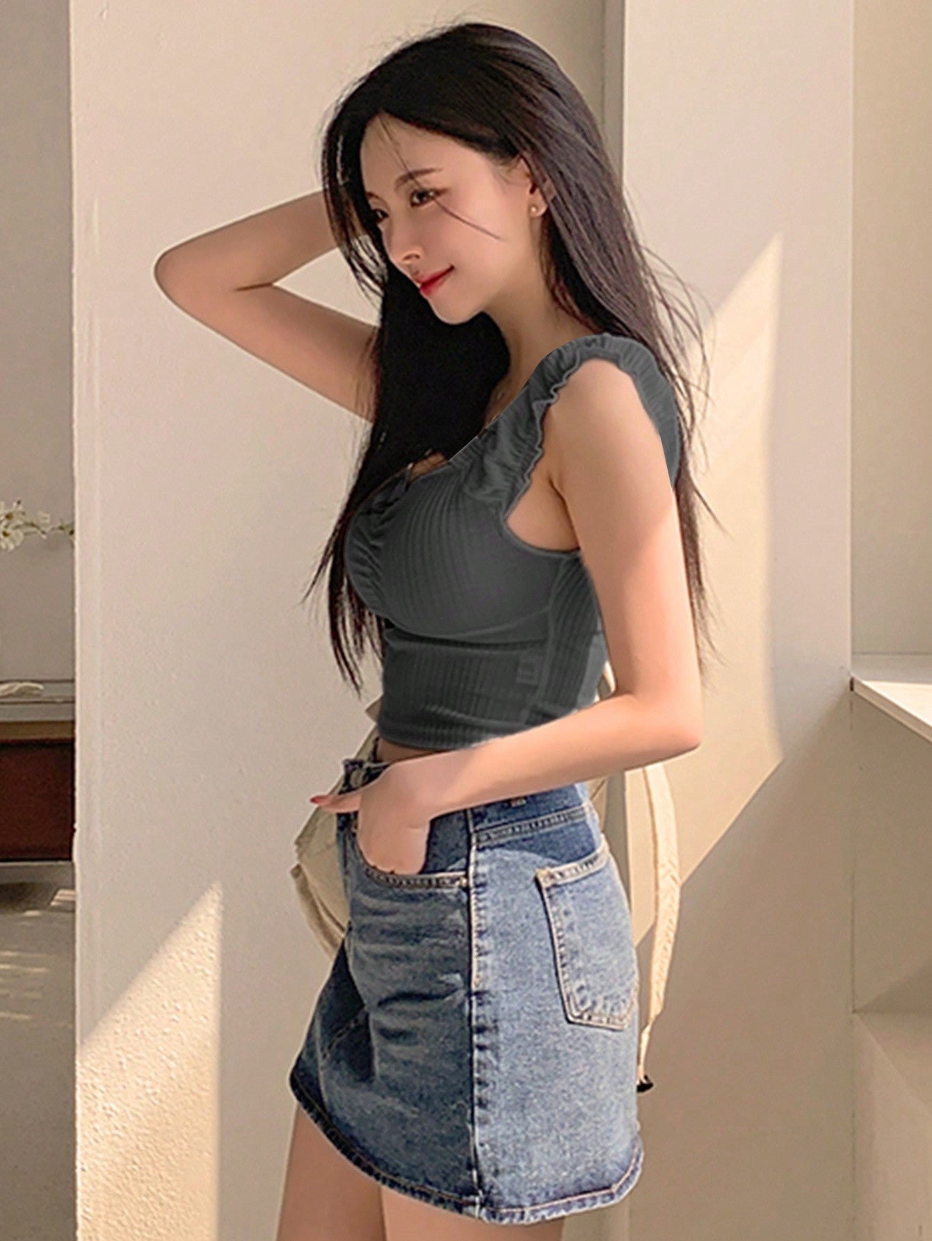 DAZY Camiseta de tirantes plisada para mujer, de corte ajustado y versátil