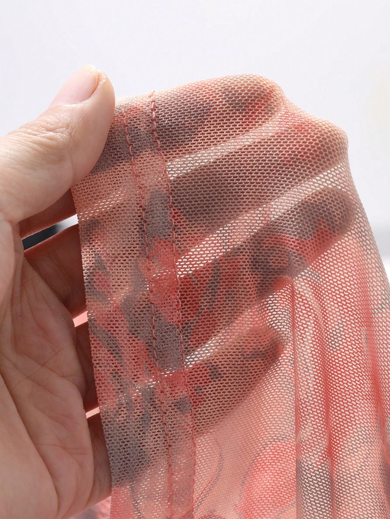 DAZY Camiseta interior de malla con estampado floral diminuto y motivo de rosa, adecuada para el Día de San Valentín y ropa de otoño