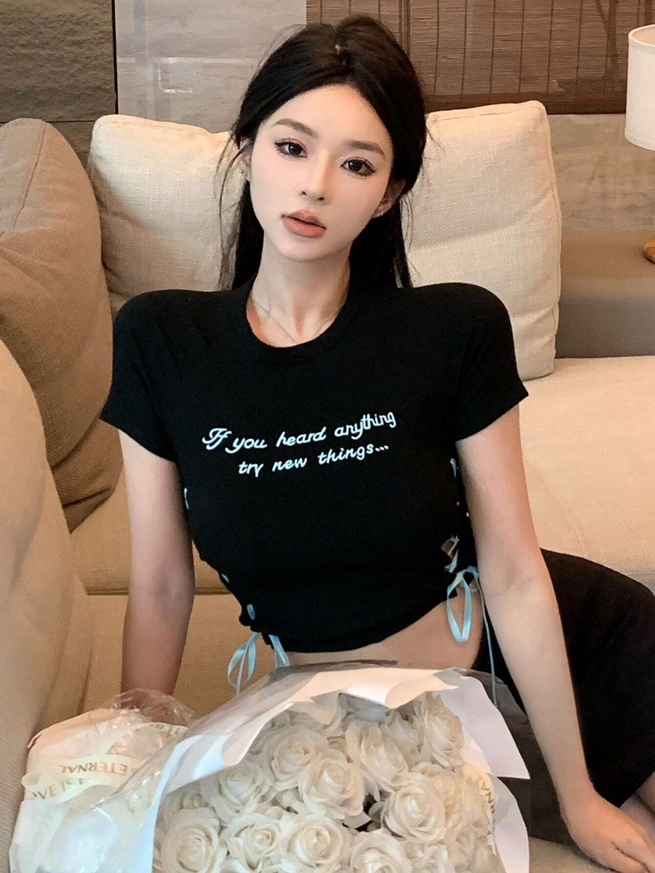 DAZY Mujer Verano Blusa corta con estampado de eslogan con manga corta de ojal y cordón Camiseta "Si has oído algo, trata cosas nuevas"