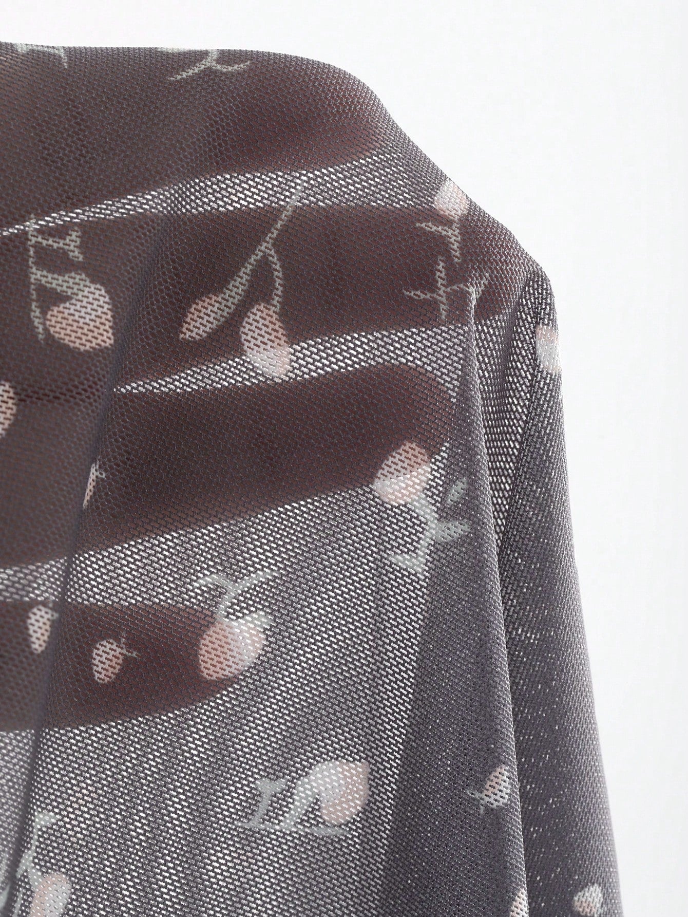 DAZY Top corto de malla con estampado total y cuello alto transparente
