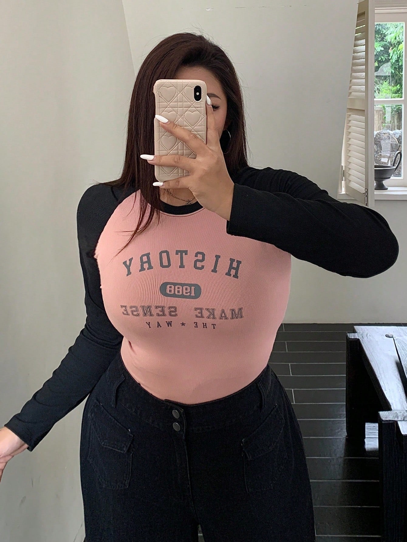Dazy Petite Plus Camiseta corta ajustada con bloque de color y estampado de letras, ropa de otoño para mujer con manga larga